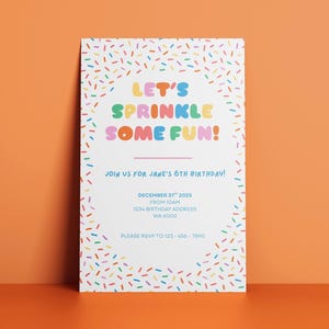Pode incluir: Um cartão de convite branco com confetes coloridos e o texto "LET'S SPRINKLE SOME FUN!". Anuncia o 6º aniversário de Jane em 31 de dezembro de 2025 às 10h, com endereço e informações de RSVP.