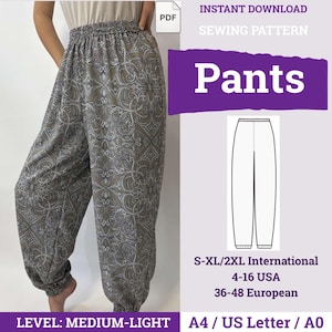 Pode incluir: Um molde de costura digital para calças com cintura elástica e tornozelos com punhos. As calças têm um padrão complexo de volutas em castanho e branco. Texto: INSTANT DOWNLOAD SEWING PATTERN, Pants, S-XL/2XL International, 4-16 USA, 36-48 European, LEVEL: MEDIUM-LIGHT, A4 / US Letter / A0.