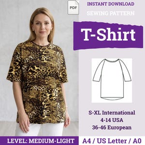 Puede incluir: Una mujer con una camiseta de manga corta con estampado de animales marrón y dorado. La imagen incluye un diagrama de patrón de costura y el texto "T-Shirt", "Descarga instantánea" e información de tallas. El patrón es de nivel medio-ligero.