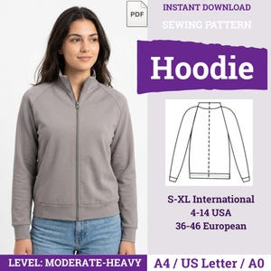 Może przedstawiać: Kobieta w szarej bluzie z kapturem zapinanej na zamek. Obraz zawiera schemat wykroju i tekst "Hoodie", "Natychmiastowe pobieranie wzoru szycia" oraz informacje o rozmiarze. Wzór jest oceniony jako "Umiarkowanie-Ciężki".