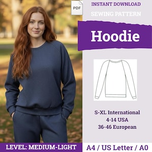 Op de afbeelding: Een vrouw draagt een marineblauwe hoodie en een bijpassende broek. De afbeelding bevat een naaipatroon voor een hoodie, met tekst als "Hoodie", "Direct downloaden" en maat informatie. Het patroon is beoordeeld als medium-light.