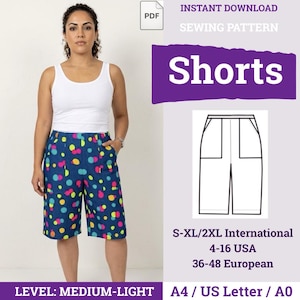 Puede incluir: Una mujer con una camiseta sin mangas blanca y pantalones cortos azules con un estampado de lunares de colores. La imagen incluye un gráfico de patrón de costura y el texto "Shorts", "Descarga instantánea" e información de tallas.