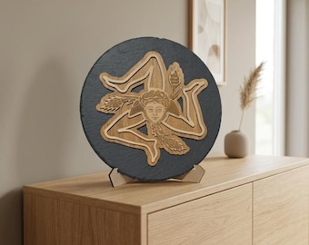 Handgemaakte Siciliaanse Trinacria plaquette van leisteen en hout, Italiaans erfgoedkunstwerk, Siciliaans souvenircadeau, bureau- en wanddecoratie voor thuis