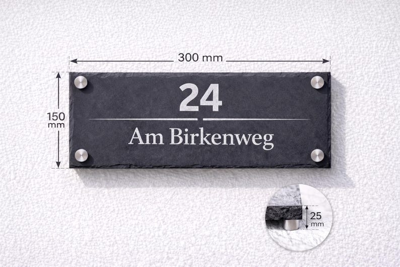 Op de afbeelding: Een rechthoekig huisnummerbord van donkergrijze leisteen met het nummer 24 en de tekst Am Birkenweg in het wit. Het bord is bevestigd met vier zilverkleurige metalen afstandhouders, meet 300 mm bij 150 mm, met een dikte van 25 mm in een inzet.