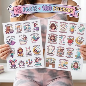 Può includere: Due fogli di adesivi con simpatiche illustrazioni e frasi motivazionali, tenuti da una persona. I fogli riportano "12 PAGES + 180 STICKERS". Una bottiglia d'acqua e una piccola pianta grassa sono visibili su un tavolo bianco.