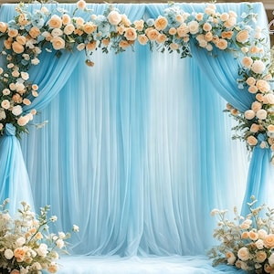 Op de afbeelding: Een lichtblauwe, transparante stoffen achtergrond voor een bruiloft of evenement, versierd met bloemstukken van perzik- en blauwe rozen. De achtergrond is gedrapeerd en gerangschikt om een boog te creëren, met extra bloemstukken aan de basis.