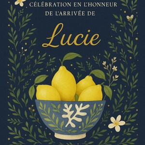 Peut inclure: Un bol bleu et blanc rempli de citrons jaunes, entouré de feuilles vertes et de fleurs blanches. Le texte "Participez à notre célébration en l'honneur de l'arrivée de Lucie" et "RSVP" sont imprimés sur la carte.