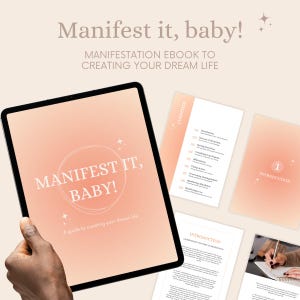 Può includere: Un tablet digitale mostra il testo "Manifest it, baby!" in un cerchio, con il claim "Una guida per creare la vita dei tuoi sogni". Le pagine aggiuntive includono "Sommario" e "Introduzione" per un ebook sulla manifestazione.