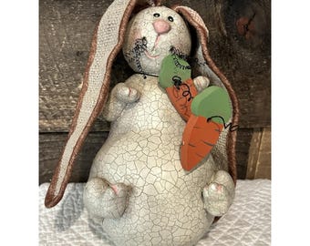 Figura rústica de conejito de Pascua con esmalte craquelado, orejas de arpillera y zanahorias, decoración primaveral de 20 cm (8 pulgadas)