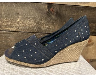 Sandalias de cuña Skechers Cali Club Diamond Jubilee para mujer, talla 7.5, color denim.