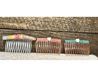 Set med 3 vintage hårkammar i plast med flerfärgat batiktyg och tråd