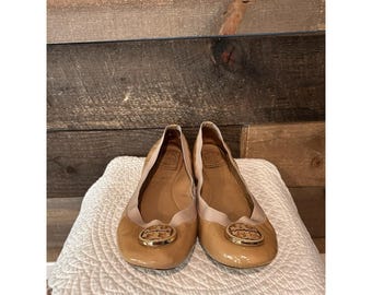 Bailarinas de lujo Tory Burch Caroline de charol beige con logo Reva dorado, talla 10 M