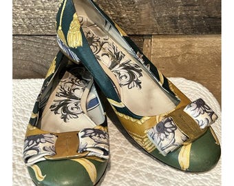 Salvatore Ferragamo Vara Bow Size 8.5 C Multicolor Printed Leather