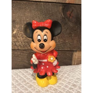 Może przedstawiać: Zestaw trzech ceramicznych kubków z nakrapianym, matowym wykończeniem. Kubki są w odcieniach kremu, jasnoszarym i ciemnoszarym. Każdy kubek ma prosty, minimalistyczny design i zaokrąglony uchwyt.