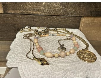 Lote de 7 collares de bisutería vintage con medallón en tono dorado