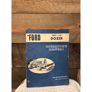 Könnte beinhalten: Ein Set aus drei Keramikbechern mit gesprenkelter, matter Oberfläche. Die Becher sind in den Farbtönen Creme, Hellbraun und Dunkelbraun gehalten. Jeder Becher hat ein schlichtes, minimalistisches Design und einen abgerundeten Henkel. Die Becher sind aufeinander gestapelt.