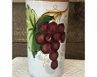 Utensilios para enfriador de vino Pier 1, de terracota esmaltada con uvas moradas pintadas a mano, fabricados en Italia.