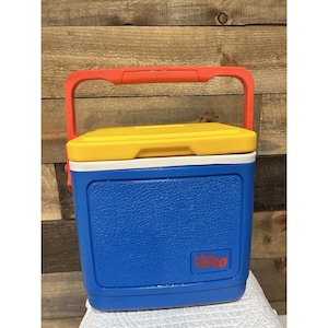 1980s Igloo Legend 10 Ice Chest Cooler Beach Blue Yellow Lid Red handle Retro US