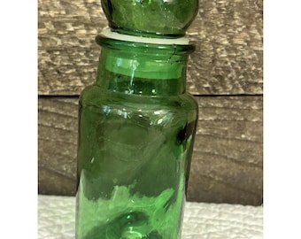 Frasco de boticário antigo de vidro soprado verde com tampa em formato de bolha de ar.