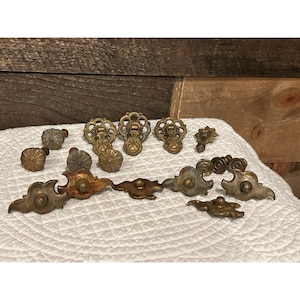 Lot von 17 Antique & Vintage Mixed Messing Metall Schublade Schrank Pulls ORNATE