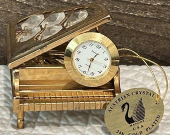 Mascota vintage con figura de piano de cola de cristal austriaco chapado en oro de 24 quilates y reloj.