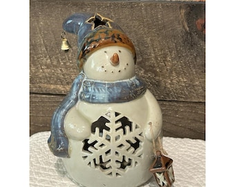 Portavelas de muñeco de nieve invernal Kohls de 8". Navidad