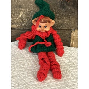 Vintage handgemaakte gehaakte kerstelfen elfje rubber gezicht jingle bells rood