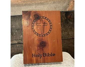 Caja de madera antigua con bisagras para la Santa Biblia, edición Príncipe de Paz.