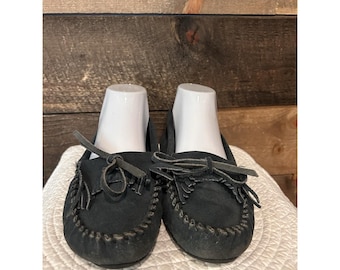 Mocasines Minnetonka para mujer, color verde/gris, piel de ante, talla 9.5, suela dura, 400R