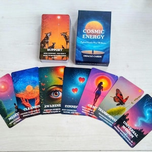 Può includere: Un mazzo di carte oracolo Cosmic Energy con una scatola e diverse carte disposte a ventaglio. Ogni carta mostra illustrazioni vivaci e colorate di temi celesti, animali e figure umane, accompagnate da titoli come Support, Cleansing, Awareness, Connection, Grace, Transformation e Universal Wisdom.