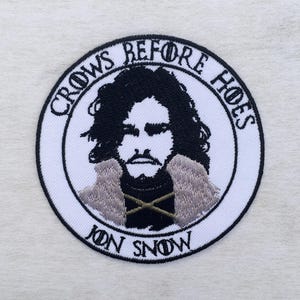 Jon Snow-tygmärke med Crows Before Hoes (2-pack med 2 sömnadskit) Night's Watch Game of Thrones broderad applikation för strykning/sysning
