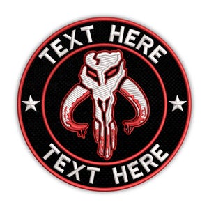 Könnte beinhalten: Ein kreisförmiger gestickter Aufnäher mit schwarzem Hintergrund und rotem Rand. In der Mitte befindet sich ein weiß-rotes Totenkopf-Emblem. Der Text "TEXT HERE" ist oben und unten in Weiß gestickt, mit einem weißen Stern auf jeder Seite.