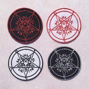 Pode incluir: Quatro emblemas bordados circulares com uma cabeça de cabra central dentro de um pentagrama. Dois emblemas têm fundos pretos com costuras vermelhas ou brancas, e dois têm fundos brancos com costuras vermelhas ou pretas. Cada um inclui o texto MA, SA, EL, LIL e ITH.