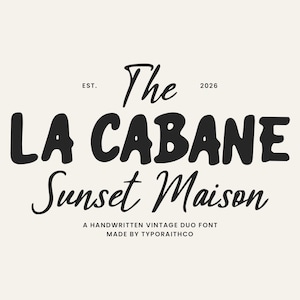 Puede incluir: Gráfico color crema con las palabras "The LA CABANE Sunset Maison" en una fuente manuscrita en negrita y negra. El texto "A HANDWRITTEN VINTAGE DUO FONT MADE BY TYPORAITHCO" está debajo. También están presentes la palabra "EST." y el número "2026".