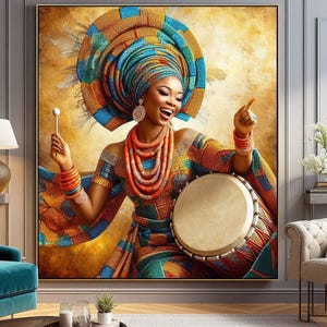 Op de afbeelding: Een levendig portret van een vrouw in traditionele Afrikaanse kleding, die op een trommel speelt. Ze draagt een kleurrijke hoofdband, kralenkettingen en armbanden. Het kunstwerk heeft een warm kleurenpalet van oranje, blauw en goud, met een vrolijke uitdrukking.