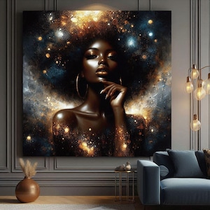 以下が含まれることがあります： 金色のフープイヤリングと金色の口紅をした黒人女性の肖像画が描かれた、大きな正方形のキャンバスアート。このアートワークは、金と青のアクセントを持つ暗い宇宙の背景を持ち、天体の効果を生み出しています。女性は思慮深い表情で描かれています。