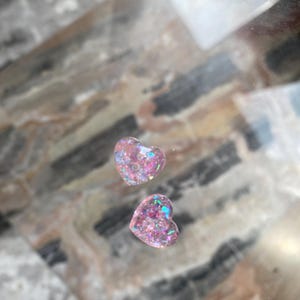 Set 2 bottoni cuore in resina trasparente – Glitter iridescenti – Fatti a mano – 1 cm