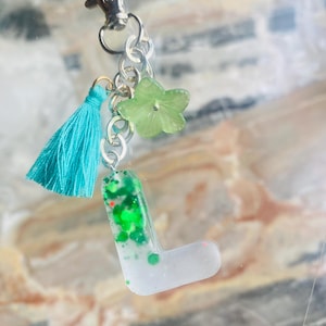 Llavero letra L en resina efecto satinado con lentejuelas verdes Charm hecho a mano con borla y flor Idea de regalo
