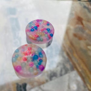 Set 2 Bottoni in Resina da 20 mm – Effetto Opaco con Micro Perle Colorate – Fatti a Mano – Pezzi Unici