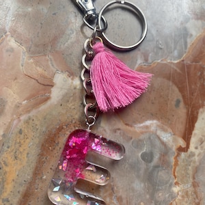 Llavero letra E rosa, en resina con purpurina, hecho a mano