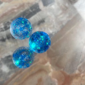 Bottoni artigianali in resina blu glitter – disponibili singoli o set da 3, perfetti per cucito creativo e decorazioni fatti a mano
