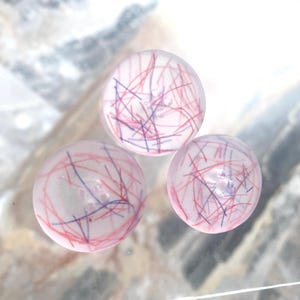 Bottone satinato in resina con fili fucsia, blu e rosa – 25 mm – Pezzo unico artigianale, perfetto per creazioni sartoriali eleganti
