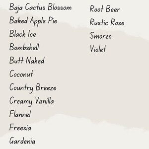 Puede incluir: Una lista de aromas para difusor en escritura negra sobre un fondo crema. Los aromas incluyen Amber Romance, Apple Berry Harvest, Baja Cactus Blossom, Baked Apple Pie, Black Ice, Bombshell, Butt Naked, Coconut, Country Breeze, Creamy Vanilla, Flannel, Freesia, Gardenia, Hazelnut Coffee, Jasmine, Lilac, Pineapple, Pink Sands, Rose, Root Beer, Rustic Rose, Smores y Violet.