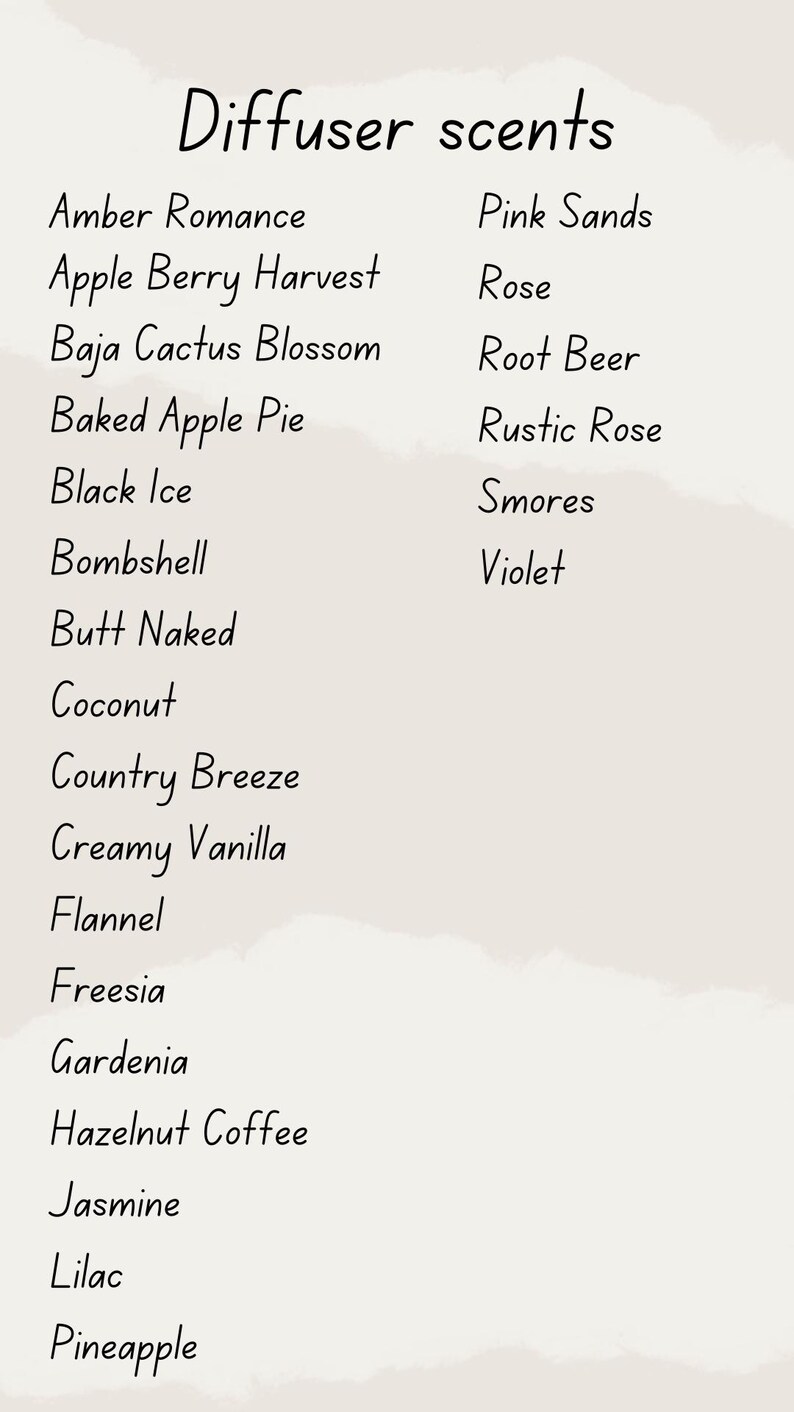 Puede incluir: Una lista de aromas para difusor en escritura negra sobre un fondo crema. Los aromas incluyen Amber Romance, Apple Berry Harvest, Baja Cactus Blossom, Baked Apple Pie, Black Ice, Bombshell, Butt Naked, Coconut, Country Breeze, Creamy Vanilla, Flannel, Freesia, Gardenia, Hazelnut Coffee, Jasmine, Lilac, Pineapple, Pink Sands, Rose, Root Beer, Rustic Rose, Smores y Violet.