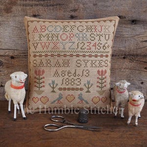 Sarah Sykes Sampler, eine Anpassung des ursprünglichen antiken, primitiven PDF-Kreuzstichmusters des bescheidenen Stitchers