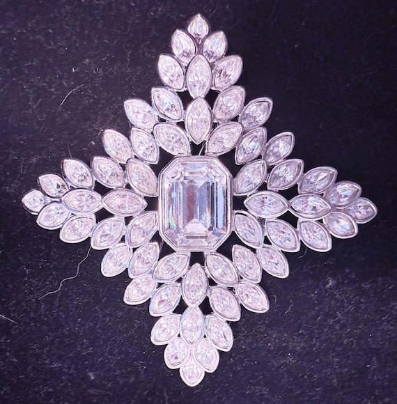 Vintage Kenneth J Lane rhinestone brooch - image 1