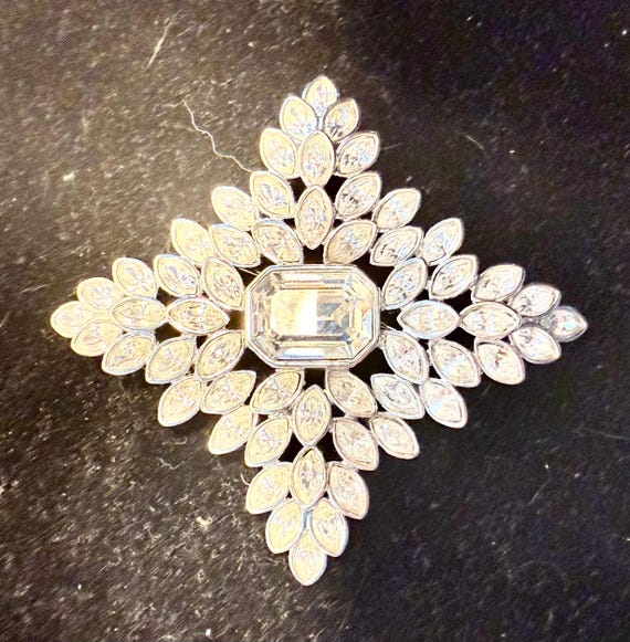 Vintage Kenneth J Lane rhinestone brooch - image 5