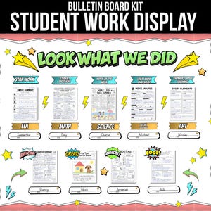 Op de afbeelding: Een prikbordset voor het tentoonstellen van leerlingenwerk met de tekst LOOK WHAT WE DID. De set bevat diverse koppen zoals STAR WORK, STUDENT SPOTLIGHT en vaklabels zoals ELA, MATH, SCIENCE, SOCIAL STUDIES en ART met ster- en bliksemschichtaccenten.