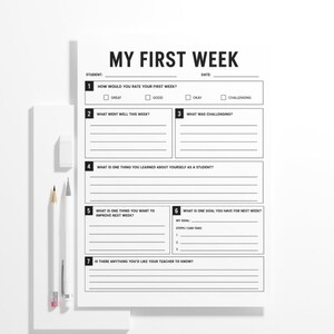 Puede incluir: Una hoja de trabajo blanca titulada MY FIRST WEEK con siete secciones numeradas para la reflexi&oacute;n del estudiante, incluyendo l&iacute;neas para escribir y casillas de verificaci&oacute;n. Junto a la hoja hay un l&aacute;piz blanco y un portaminas blanco.