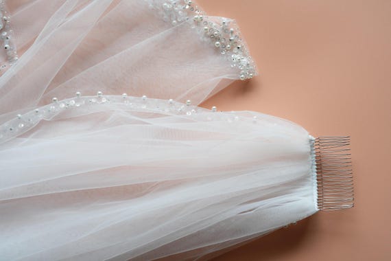 Pearl & Crystal Beaded Wedding Veil: Elegant White Tulle  display picture 1
